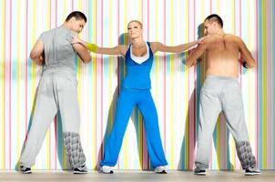 grupo de adultos jóvenes en el gimnasio foto