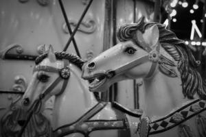 imagen en blanco y negro del columpio de caballos en un evento justo. foto