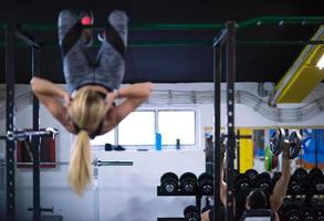 mujer haciendo ejercicios abdominales foto