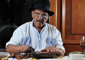 hombre haciendo puros cubanos hechos a mano de lujo foto