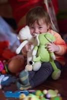 niño jugando con juguetes en casa foto