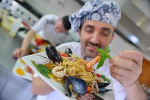 chef preparando comida foto