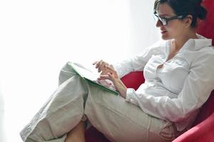 mujer usando tablet pc en casa foto