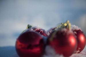 bola de navidad en la nieve foto