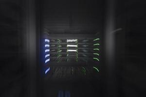 sala de servidores o equipo de tecnología de supercomputadoras del centro de datos, cierre abstracto de un rack de servidores con desenfoque de movimiento. foto