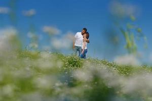 pareja feliz en campo de trigo foto