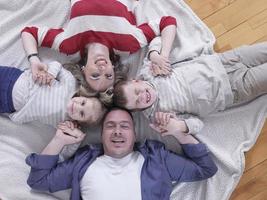 familia joven feliz en casa foto