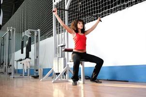 mujer joven practicando fitness y haciendo ejercicio foto