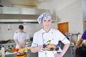 chef preparando comida foto