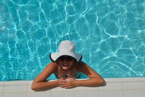 mujer feliz en la piscina foto