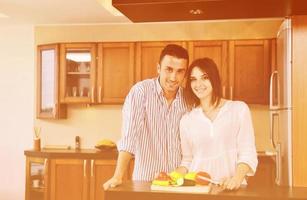 feliz pareja joven divertirse en la cocina moderna foto