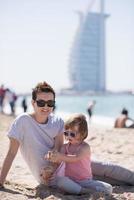 madre e hija en la playa foto