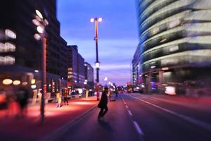 noche de la ciudad con movimiento de coches luz borrosa en la calle concurrida foto