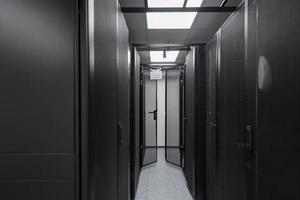 centro de datos con varias filas de racks de servidores en pleno funcionamiento. telecomunicaciones modernas, computación en la nube, inteligencia artificial, base de datos, concepto de tecnología de supercomputadoras. foto