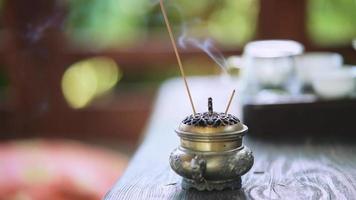 cérémonie du thé effectuée sur une terrasse extérieure