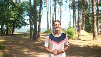 mooi vrouw in de natuur, wandelen in de park video