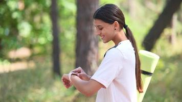 fille de yoga au parc video