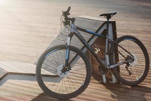Bicicleta deportiva al aire libre para tus viajes y aventuras. bicicleta de carreras afuera sin gente. concepto de ciclismo y transporte ecológico. foto