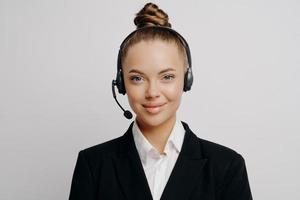 representante de servicio al cliente femenina en traje oscuro escuchando al cliente foto