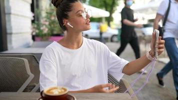 schöne frau, die draußen am tischcafé sitzt video