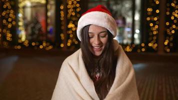 weihnachtsmädchen tauschen geschenke im freien aus video