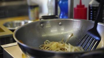 fideos cocinados en un wok grande video