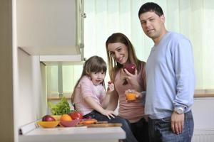 familia joven feliz en la cocina foto