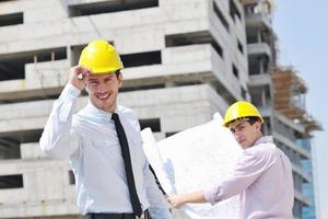 equipo de arquitectos en el sitio de construcción foto