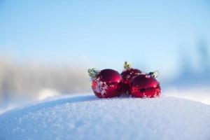 bola de navidad roja en nieve fresca foto