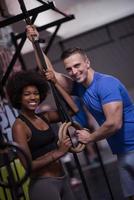 retrato de pareja multiétnica después de hacer ejercicio en el gimnasio foto