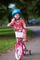 niña con bicicleta foto