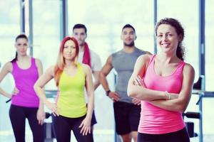 grupo de personas haciendo ejercicio en el gimnasio foto