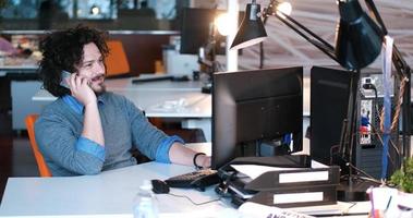 hombre de negocios que trabaja usando una computadora en la oficina de inicio foto