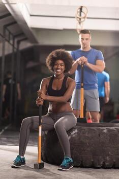 pareja multiétnica después del entrenamiento con martillo foto