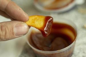 patatas con salsa. comida con salsa de tomate. papas fritas para el almuerzo. foto