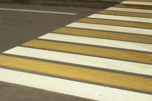 cruce peatonal. un lugar para cruzar la calle. tiras de advertencia para el coche. foto