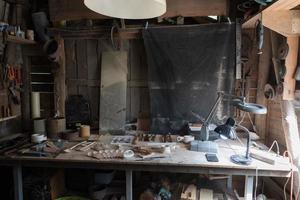 el escritorio de trabajo en taller de madera, artesanía en madera foto