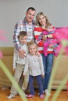 familia joven feliz en casa foto