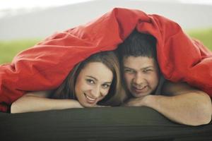 pareja joven en la cama foto