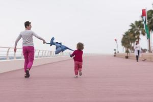 madre y niña linda en el paseo marítimo junto al mar foto