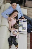 familia feliz mirando fotos en casa