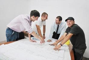 equipo de arquitectos en el sitio de construcción foto