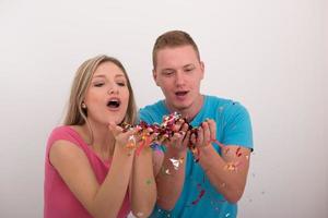 pareja joven romántica celebrando la fiesta con confetti foto