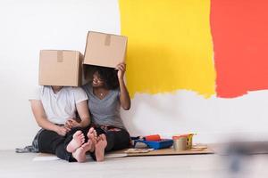 joven pareja multiétnica jugando con cajas de cartón foto