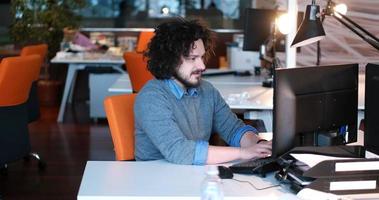 hombre de negocios que trabaja usando una computadora en la oficina de inicio foto