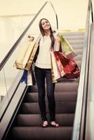 feliz pareja joven en compras foto