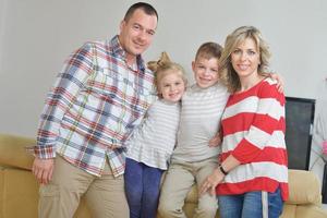 familia joven feliz en casa foto