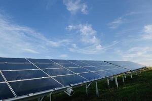 campo de energía renovable del panel solar foto