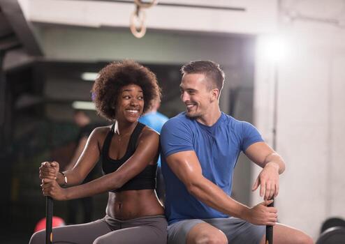 pareja multiétnica después del entrenamiento con martillo foto