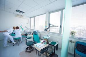 mujer paciente en el dentista foto